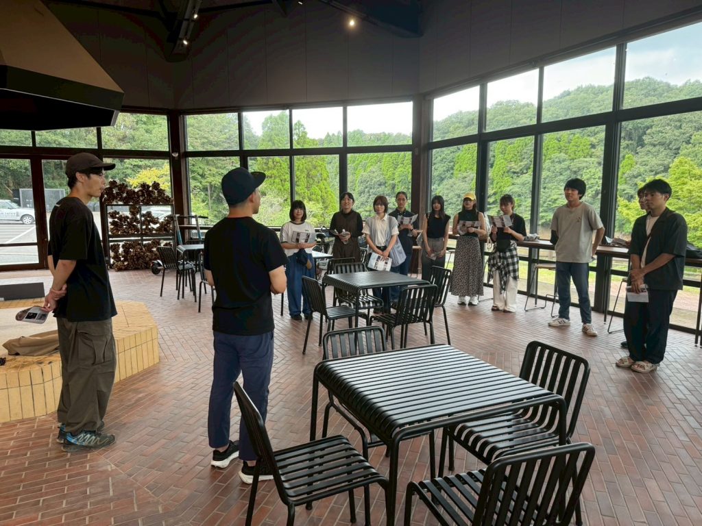 Lakeside Hokuzanで施設の説明を受けるサガつく！の学生たち