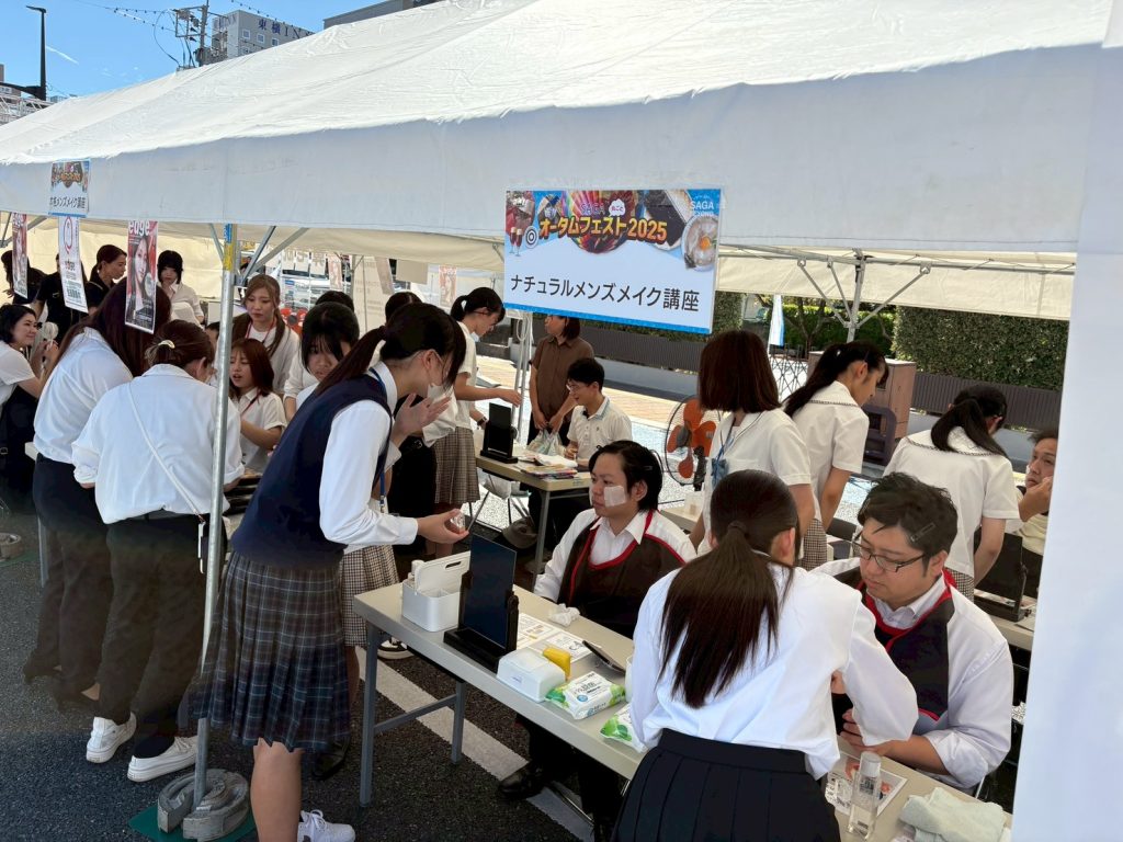 佐賀コスメPR体験ブースで来場者と交流する学生